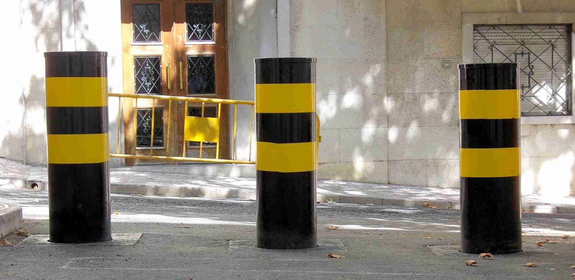 retractable bollard